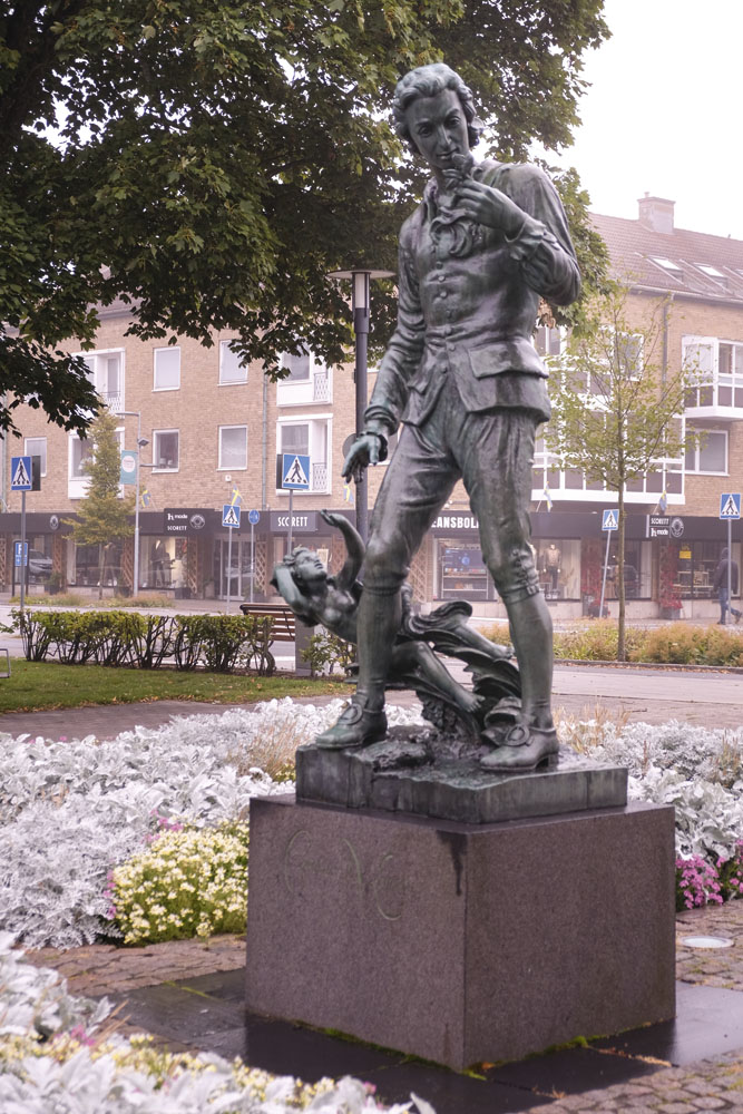 Staty av Carl von Linné på torget i Älmhult.
