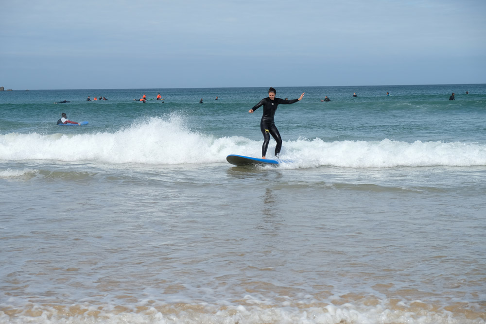 Surfare i vattnet, Nazaré, Portugal.