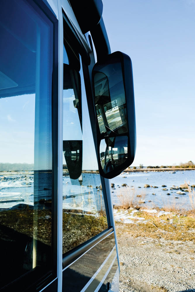 Malibu I 440 QB stora busspeglar med Max View.