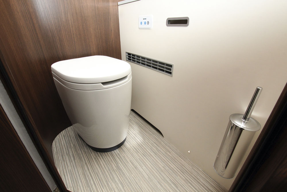 Thetfords toalett med iNdus-system, Bürstner Elegance.