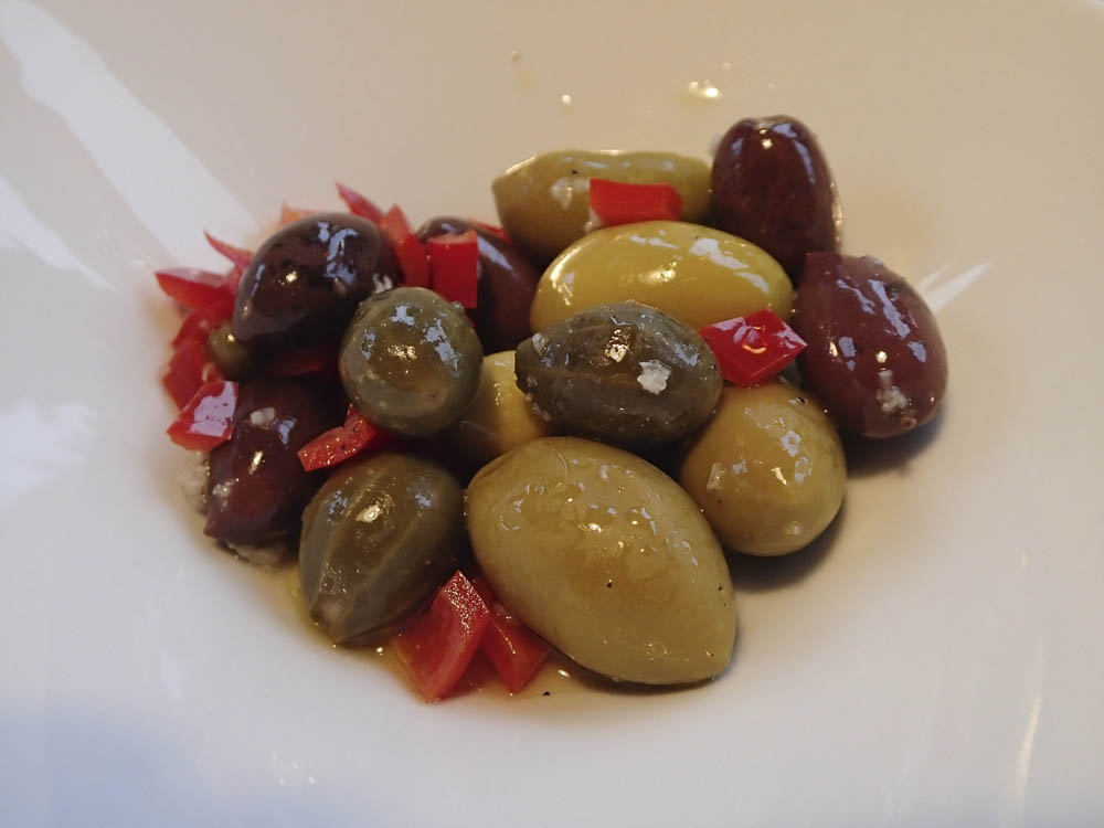 Vitlöksmarinerade kapris och oliver