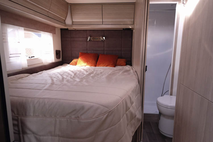 Kabe Travelmaster Royal X780 LXL fransk säng och badrum.