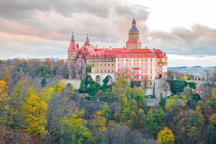 I Wałbrzych finns Polens tredje största slott kallat Książ Zamek