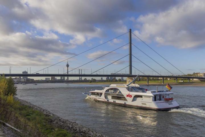 Vit båt för persontrafik på floden Rhen i Düsseldorf.