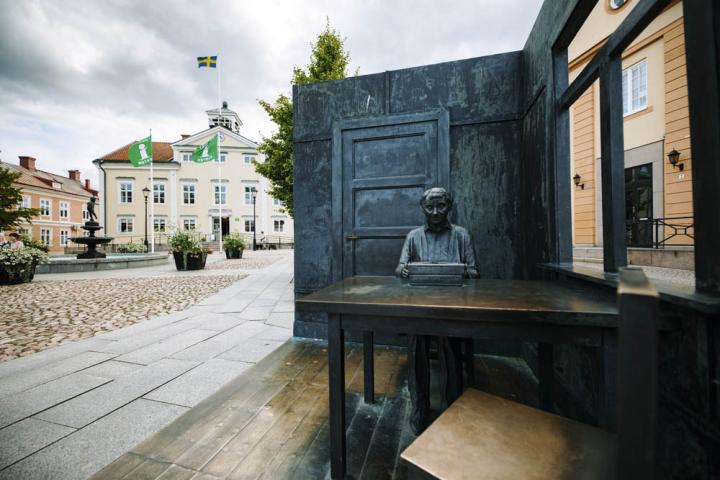 Astrid Lindgrens staty och Rådhuset, Vimmerby. Bild: Alexander Hall.