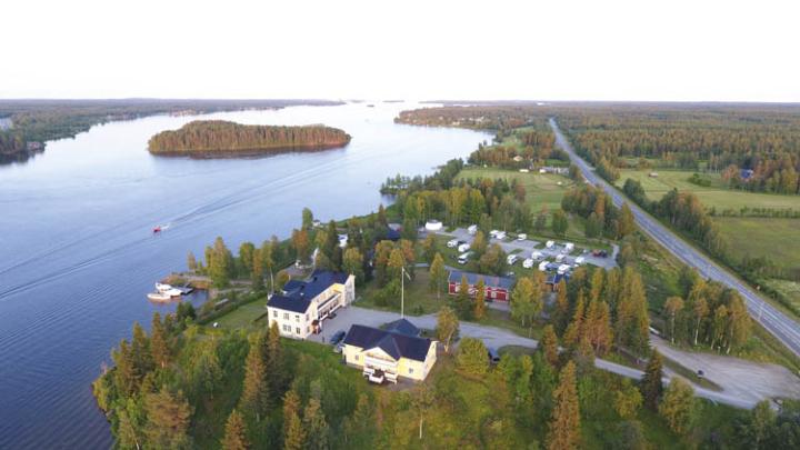 Vy över Filipsborg herrgård och campingområde vid Kalixälven