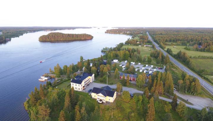 Vy över Filipsborg herrgård och campingområde vid Kalixälven