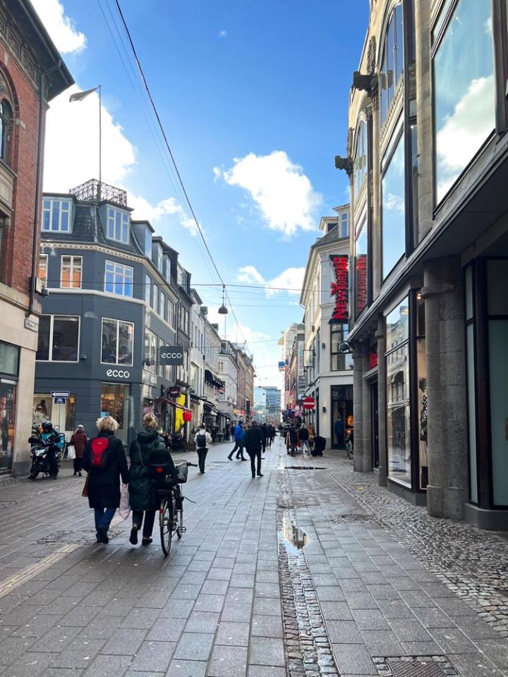 Affärsgata i Köpenhamn med få människor.