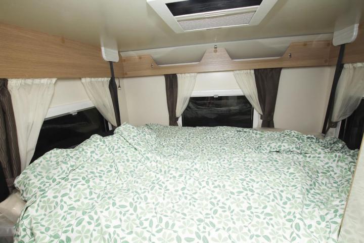 McLouis MC4 330 säng över U-soffa bak