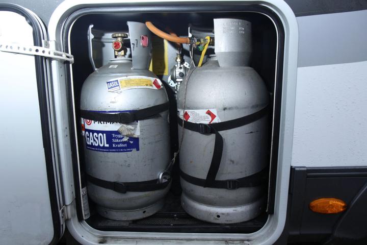 Väl förankrade räknas gasoltuber som en tank som tillhör fordonet. Här två P11-flaskor, alltså flaskor i stål med 11 kg kapacitet vardera.