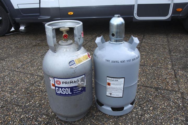 Gasolflaskor med krage respektive leveranshatt.